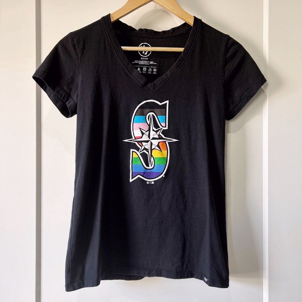 Seattle Mariners black v-neck tee with pride logo size S